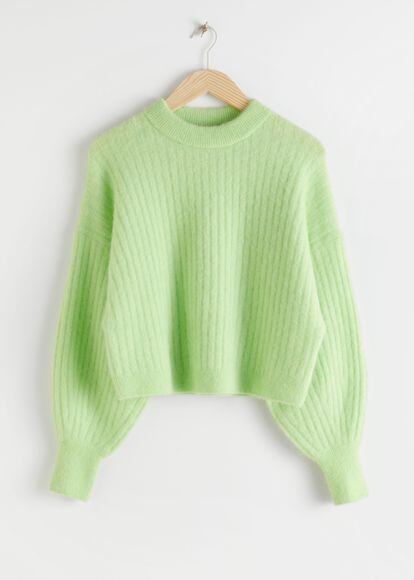 invierno, entonces este jersey de alpaca en verde neón de &Other Stories tiene que ser tuyo. Antes 89 euros, ahora 48.