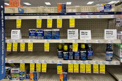 Un estante de productos antigripales parcialmente vacío una tienda CVS en Miami. En los últimos meses el desabasto en las farmacias y tiendas de conveniencia es generalizado.  
