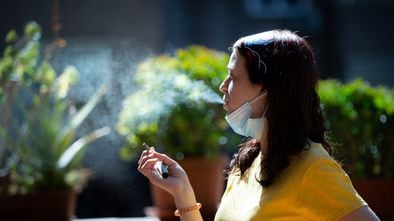 Una mujer fumando en Madrid el 6 de junio.