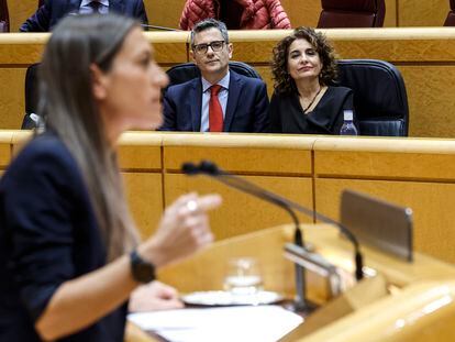 Los ministros Félix Bolaños y María Jesús Montero escuchan la intervención de la portavoz de Junts, Miriam Nogueras, en el Senado el pasado 15 de enero.