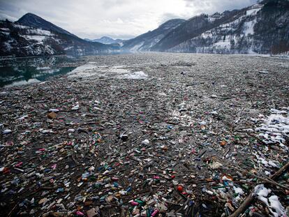Botellas de plástico y otros residuos flotan en el lago Potpecko, en el suroeste de Serbia, en enero de 2021.