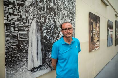 David, an inmate of Navalcarnero prison, in front of his favorite painting by Ikella Alonso. 