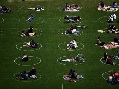 Círculos para marcar la distancia social en Domino Park de Brooklyn, el pasado mes de mayo.