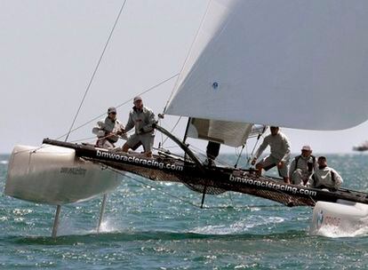 Entrenamiento del BMW Oracle en multicascos.