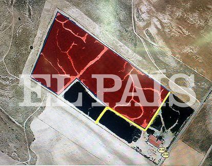 Foto aérea de la superficie quemada (en rojo) en el vertedero de neumáticos de Seseña.