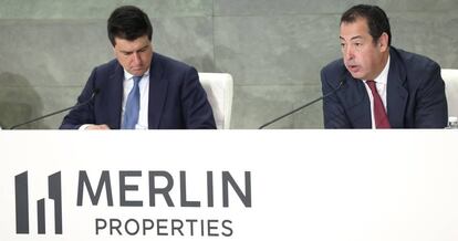 Ismael Clemente, CEO de Merlin Properties (a la izquierda), y Javier García-Carranza, presidente, este miércoles en la junta de accionistas de la compañía en Madrid.