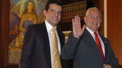 Roberto Micheletti, acompañado de su hijo Aldo, en la residencia presidencial de Tegucigalpa