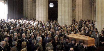 Llegada del féretro a la catedral de Oviedo durante el funeral del conde de Sabino Fernández Campo.