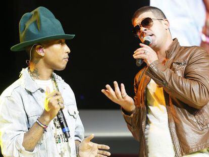 Pharrell Williams y, a la derecha, Robin Thicke, en una actuación en Arkansas en junio.