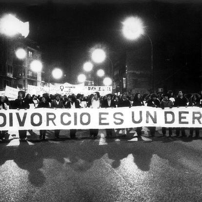 Enero de 1981. Manifestación a favor del divorcio en Madrid convocada por organizaciones feministas, partidos de izquierdas, sindicatos y asociaciones de vecinos, encabezada por una gran pancarta con el lema "El divorcio es un derecho". Manifestación a favor del divorcio en Madrid, encabezada por una gran pancarta con el lema "El divorcio es un derecho".