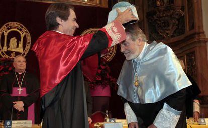 Mayor Oreja recibe el birrete de manos de Aznar durante su investidura como doctor 'honoris causa' de la Universidad Católica de Murcia.