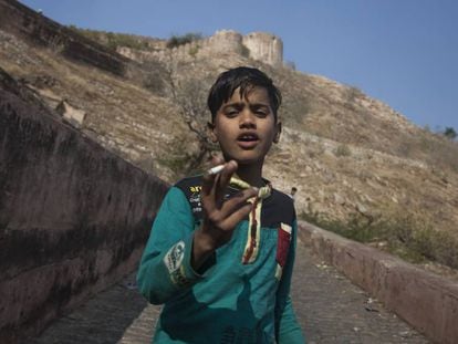 Un niño fuma en las inmediaciones de Jaipur, capital de Rajastán, uno de los estados más empobrecidos de India.