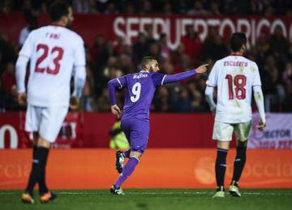 Benzema celebra el tercer gol del Madrid en el partido de Copa contra el Sevilla.