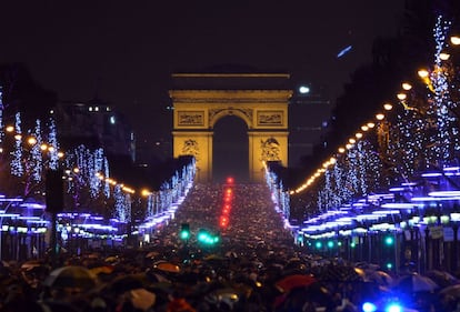 Miles de personas, la mayoría turistas, en la celebración de año nuevo en 2013 ante el Arco del Triunfo.