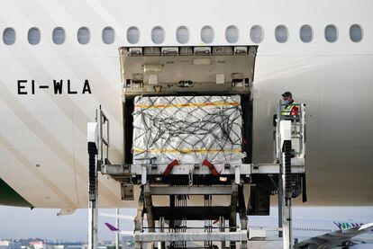 Los trabajadores descargan un avión con 350 toneladas de equipo médico para hacer frente a la crisis del coronavirus, después de su llegada al aeropuerto Adolfo Suárez de Barajas desde China.