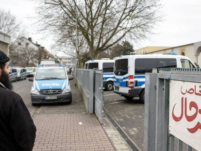 Mezquita en Griesheim, Alemania, registrada como parte del operativo policial contra islamistas radicales en 54 viviendas y locales. 