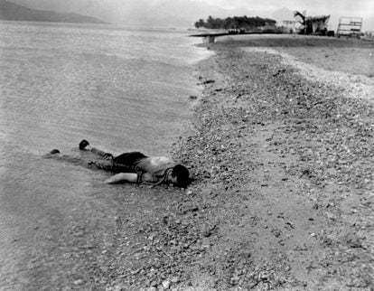 El cuerpo sin vida de un marinero estadounidense durante el ataque aéreo a la Estación Aérea Naval Kanoehe Bay, en la costa de Pearl Harbor (Hawái), el 7 de diciembre de 1941.