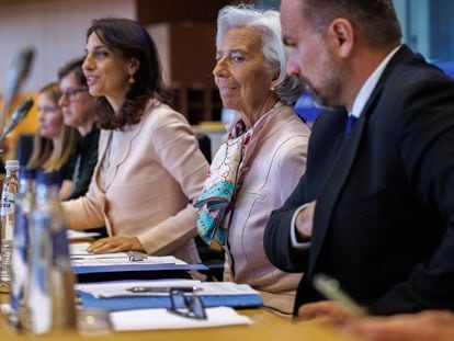 La presidenta, Christine Lagarde, en el centro de la imagen, durante su comparecencia en el Parlamento Europeo.