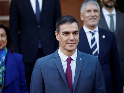 El presidente del Gobierno español, Pedro Sánchez, posa con los nuevos miembros del Gobierno para una foto de familia antes de su primera reunión de gabinete en el Palacio de la Moncloa en Madrid, el pasado 22 de noviembre.