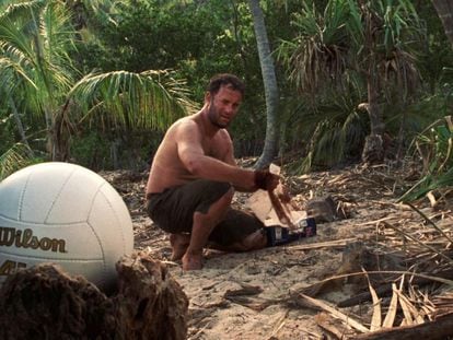 Una imagen de Tom Hanks en la película Náufragos. En primer plano, la pelota de la marca Wilson.