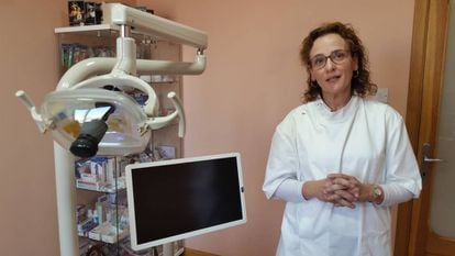 La líder antiabortista Miriam Sciberras en su clínica dental.
