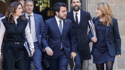 El presidente de la Generalitat, Pere Aragonès, con consejeros del Govern, acude a la reunión extraordinaria para aprobar el proyecto de ley de Presupuestos 2023.