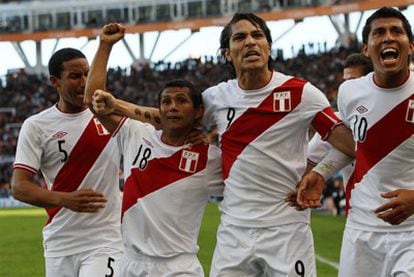 La selección de Perú celebra el segundo tanto sobre Venezuela.