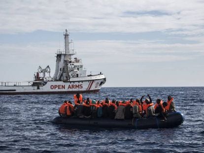 Una zodiac con inmigrantes aguarda el rescate del Open Arms, en el mar de Alborán, el 11 de octubre de 2018.