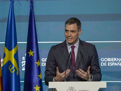 El presidente del Gobierno, Pedro Sánchez, participa en el acto institucional de inauguración de la alta velocidad ferroviaria entre la Meseta y Asturias este miércoles, en Oviedo.