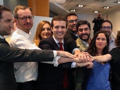 El entonces candidato a presidir el PP, Pablo Casado (tercero por la izquierda), durante la presentación de avales en la sede del partido en Madrid, en 2018. A la izquierda, Teodoro García Egea. A la derecha, Isabel Díaz Ayuso.