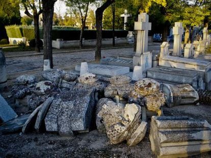 Restos de una de las tumbas del cementerio de la Almudena