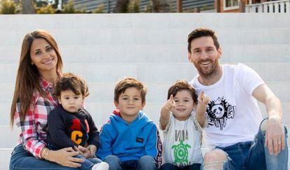 Antonella Rocuzzo, Leo Messi y sus hijos, el pasado abril.