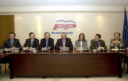 Jesús Sepúlveda, primero por la derecha, y Ana Mato, tercera por la derecha asisten en 2002 a la primera reunión del secretariado del nueva Ejecutiva del partido tras la celebración del XIV Congreso nacional.