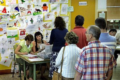 Varios catalanes hacen cola para votar en un colegio lectoral en la Villa Olimpica de Barcelona.