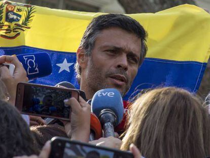 Leopoldo López, este jueves, se dirige a los medios congregados en las puertas de la residencia del embajador de España en Caracas. En vídeo, Guaidó asegura que la detención de Leopoldo López sería "una amenaza de guerra".