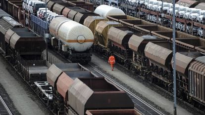 Un trabajador camina entre trenes contenedor detenidos en la terminal de carga de Múnich (Alemania). Los servicios ferroviarios en Alemania sufrirán seis días de interrupciones debido a la huelga convocada por los conductores de trenes por las disputas laborales que mantienen con la operadora Deutsche Bahn.