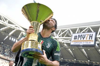 El portero de la Juventus, Gianluigi Buffon, con el trofeo de campeón de la Serie A, la liga de fútbol italiana. 
