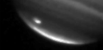 La nueva mancha oscura de Júpiter se ve brillante en infrarrojo porque un filtro especial destaca lo que hay en la parte alta de la atmósfera.