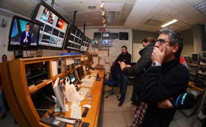 El Gobierno valenciano ha estado intentando toda la noche cortar las emisiones de Canal 9, pero de momento no lo ha conseguido. Los intentos han sido retransmitidos en directo por los propios periodistas de la casa, que están informando hasta el último momento del fin de 24 años de televisión y radio públicas.
