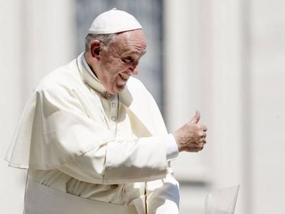 El papa Francisco hace un gesto espontáneo a un feligrés en la Plaza de San Pedro.