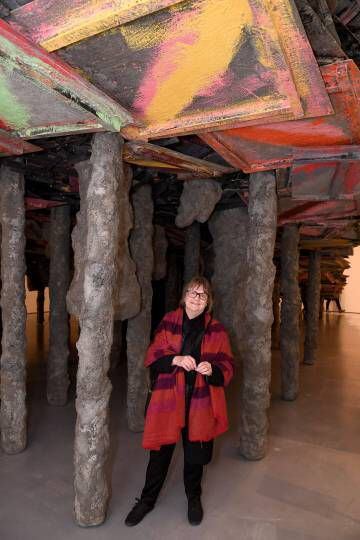 Phyllida Barlow, en su obra 'Screestage' en 2013.