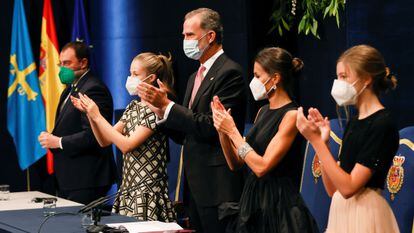 El rey Felipe VI, la reina Letizia, la princesa Leonor, la infanta Sofía y el presidente del Principado de Asturias, Adrián Barbón, durante la ceremonia de entrega de los Premios Princesa de Asturias este viernes.