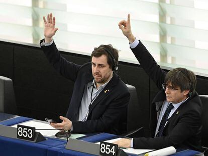 Puigdemont y Comín en el pleno del Parlamento Europeo de Estrasburgo, este lunes.
