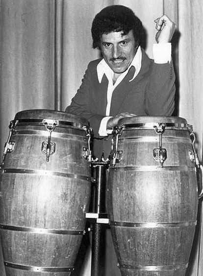 Joe Cuba, con sus bongos, en 1970.