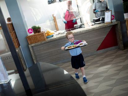 Un niño en el comedor de una escuela de Londres, en junio de 2020.