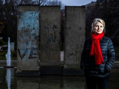 Lola Ruiz-Ibárruri, nieta de Pasionaria, delante de los restos del Muro de Berlín que hay en el parque de Berlín, en Madrid.