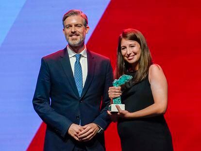 La periodista Ana Corbatón, de la Cadena SER, posa con su premio en la gala de la Fundación Línea Directa en los Teatros Príncipe Pío en Madrid, este martes.