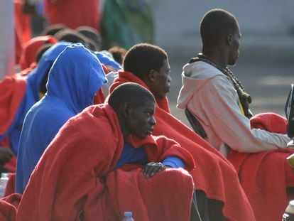 Un grupo de inmigrantes subsaharianos rescatados por Salvamento Marítimo en aguas cercanas a El Hierro, en el puerto de La Restinga el pasado día 5.