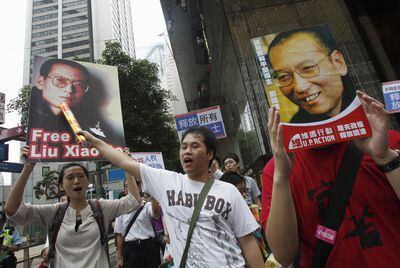 Un grupo de manifestantes con carteles pidiendo la libertad de Liu Xiaobo, nuevo Premio Nobel de la Paz, recorren las calles de Hong Kong, el 10 de octubre de 2010.