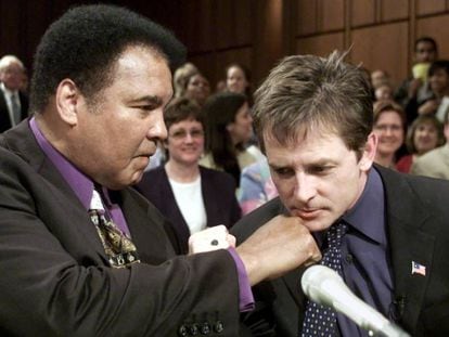 Muhammad Ali y Michael J. Fox en un congreso sobre Párkinson celebrado en 2002.